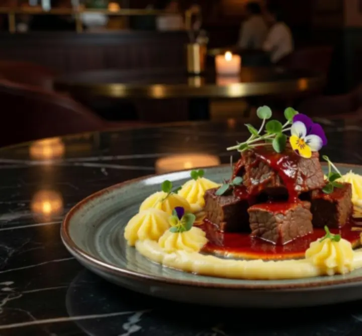 Fine dining fogás és koktél tálalása a Buda Gastro Hub éttermében
